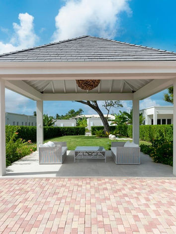 Elegant and timeless interior design by Odissetest, showcasing a harmonious blend of classic and contemporary elements.