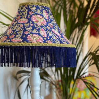 Emma’s third lampshade is now complete and what a pretty one it is! How lovely is the white lining against the blue fringe!!👌👌 

#lampshadeworkshop #lampshadesofinstagram